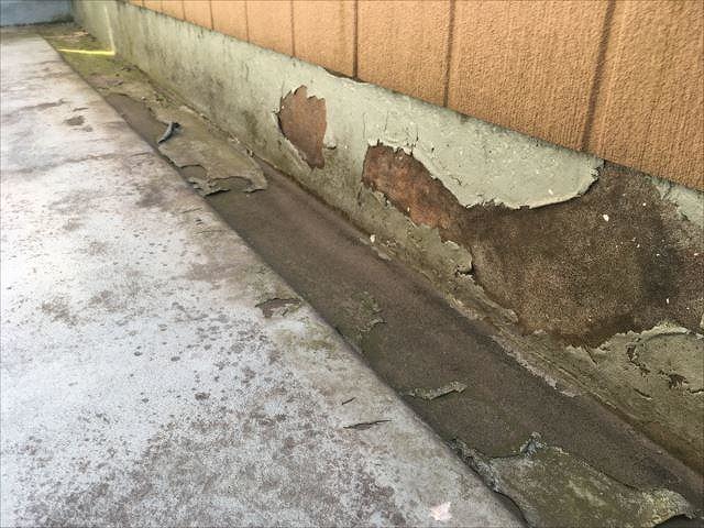 排水溝や立ち上がり部分の防水層剥がれ